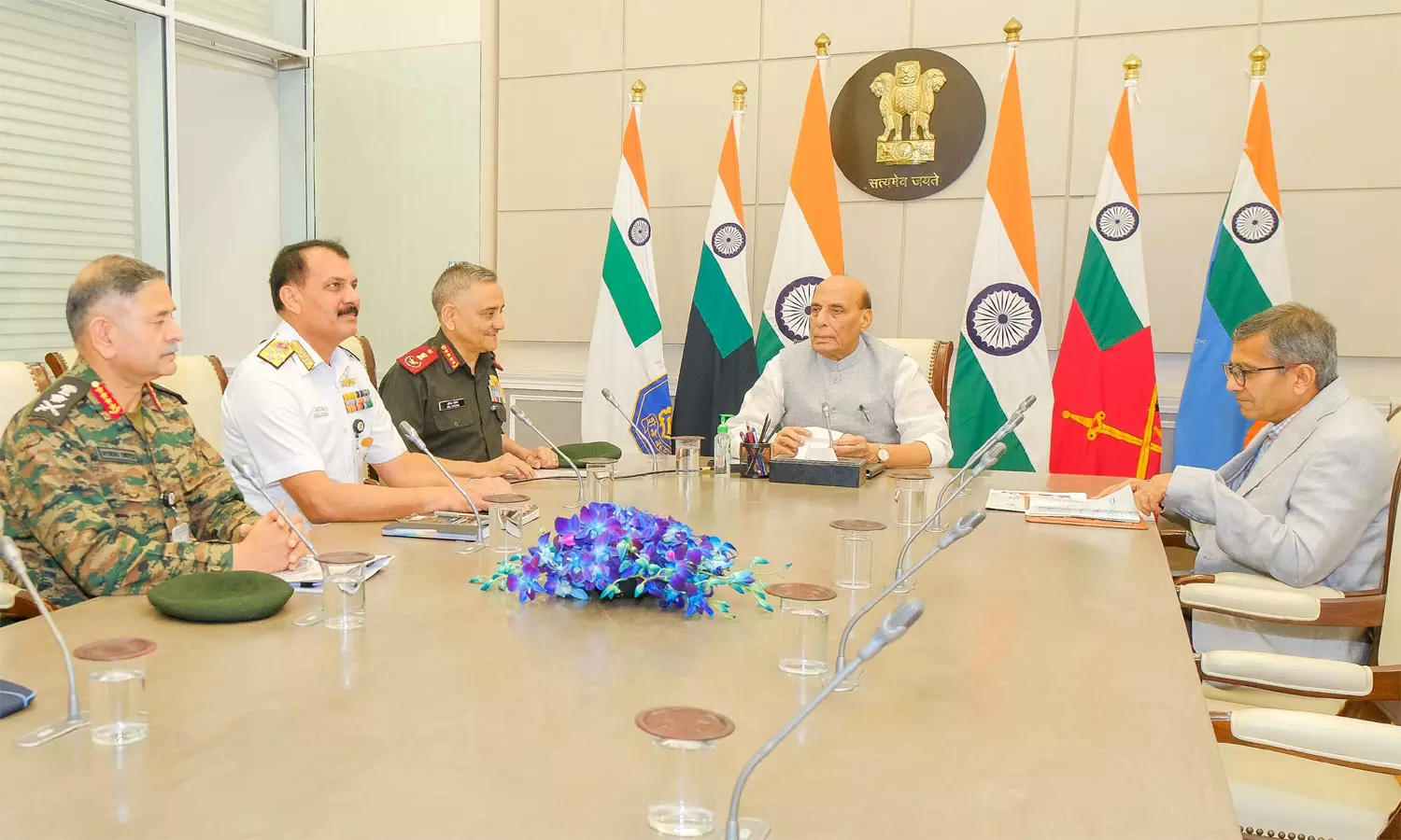 முப்படை தளபதிகளுடன் ராஜ்நாத் சிங் ஆலோசனை முப்படை தளபதிகளுடன் ராஜ்நாத் சிங் ஆலோசனை