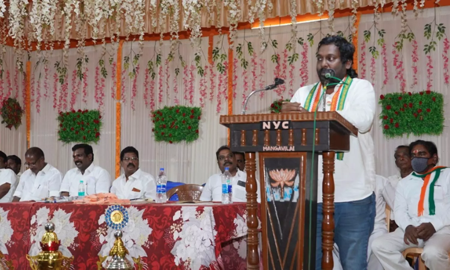 கபடி போட்டியில் வெற்றி பெற்ற அணிகளுக்கு பரிசு கோப்பை வழங்கி பாராட்டு தெரிவித்த விஜய் வசந்த் எம்.பி. கபடி போட்டியில் வெற்றி பெற்ற அணிகளுக்கு பரிசு கோப்பை வழங்கி பாராட்டு தெரிவித்த விஜய் வசந்த் எம்.பி.