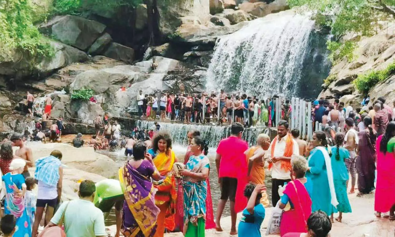 உடுமலை பஞ்சலிங்க அருவியில் குவியும் சுற்றுலா பயணிகள்