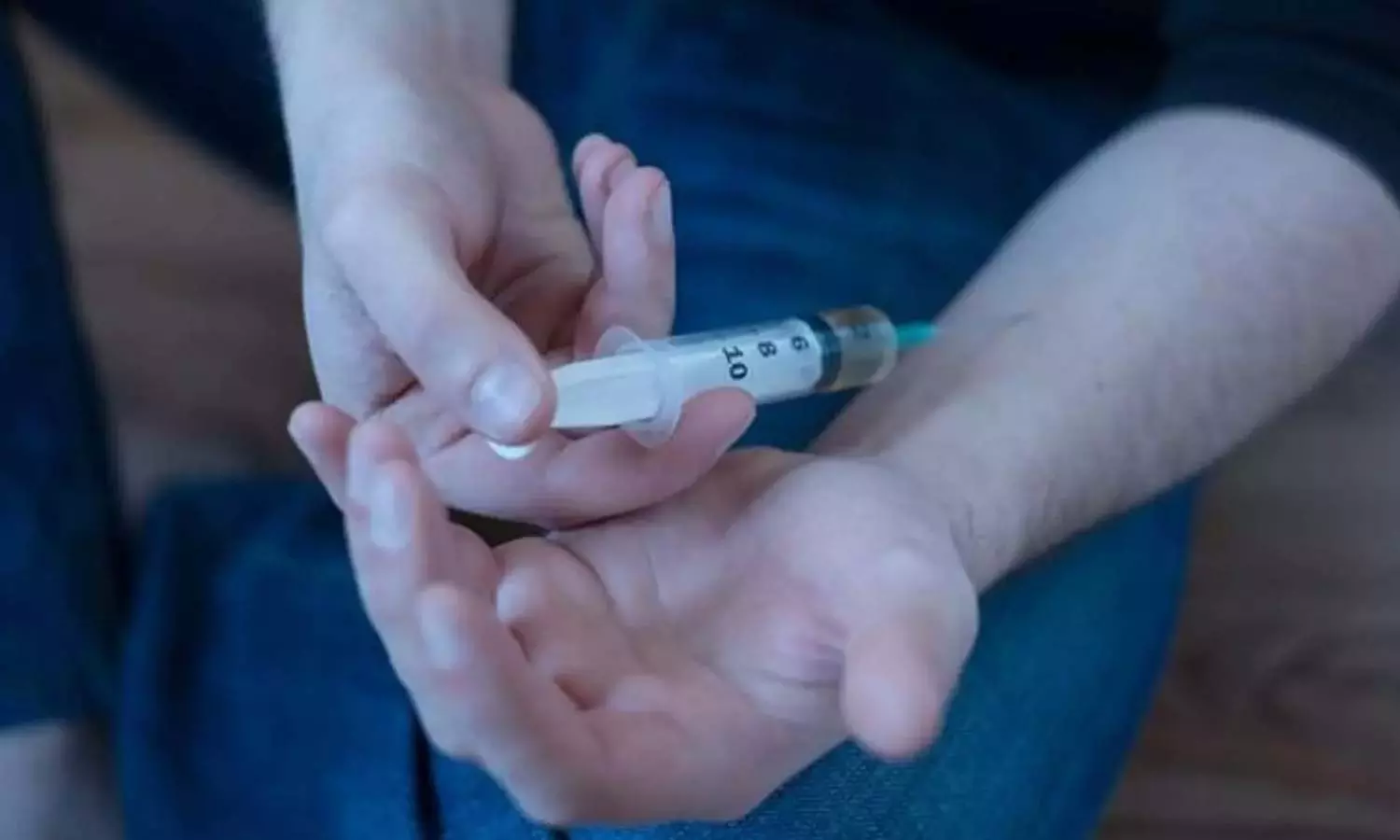 ஒரு பெண்ணுடன் 2 வாலிபர்கள் பழகியதால் மோதல்: போதை ஊசி செலுத்தி கல்லூரி மாணவர் கொலை