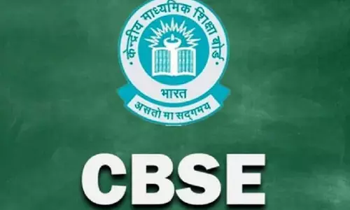சி.பி.எஸ்.இ. தேர்வு முடிவுகளை இரவில் நடுரோட்டில் வைத்து வெளியிட்ட கல்வித்துறை- புதுச்சேரியில் வினோதம்