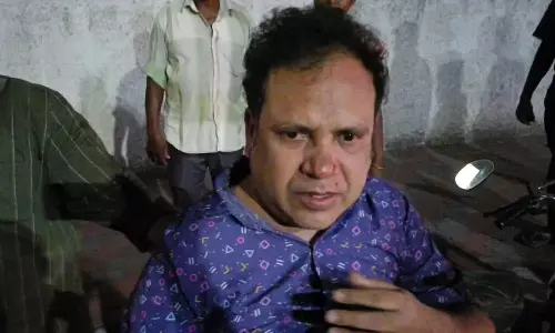 சேலம் கலெக்டர் அலுவலகம் முன்பு நடுரோட்டில் இளம் பெண்ணிடம் சில்மிஷம் செய்த ஜவுளி வியாபாரி