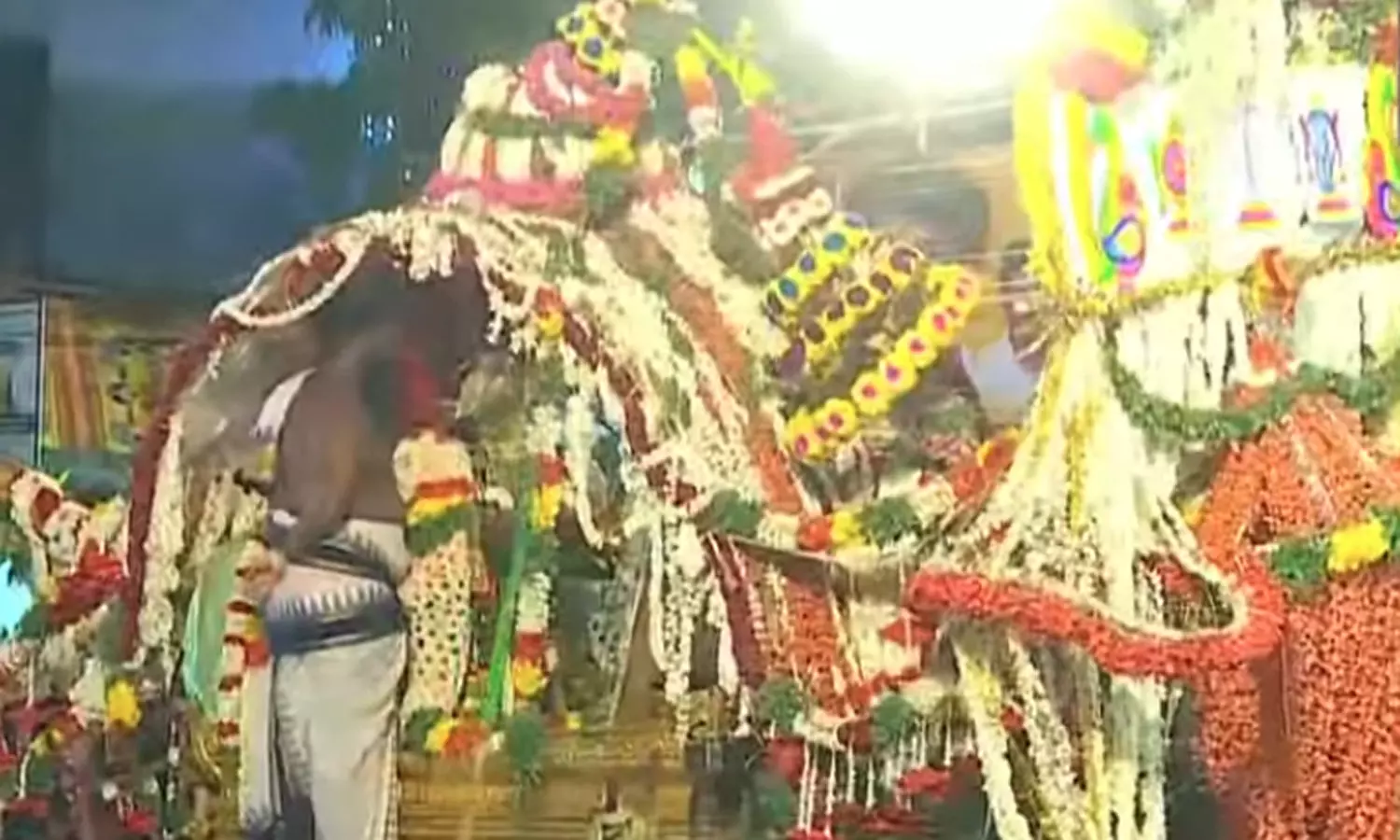 மதுரை சித்திரை திருவிழா: அழகர் மலைக்கு புறப்பட்டார் கள்ளழகர் மதுரை சித்திரை திருவிழா: அழகர் மலைக்கு புறப்பட்டார் கள்ளழகர்