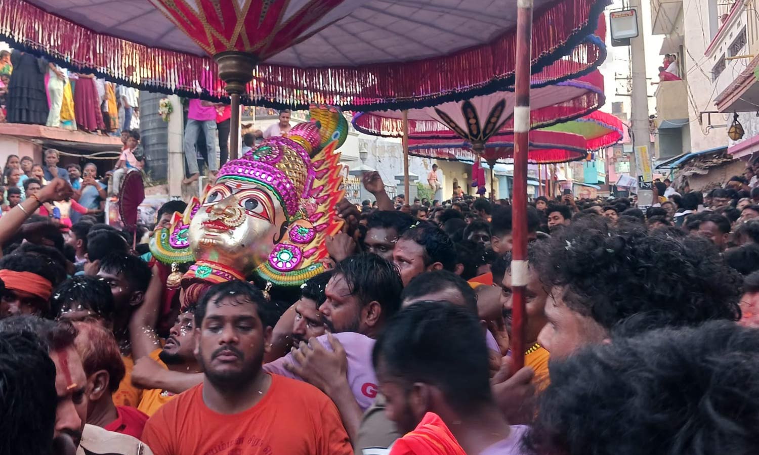 குடியாத்தம் கெங்கையம்மன் சிரசு ஊர்வலம் - லட்சக்கணக்காண பக்தர்கள் தரிசனம்
