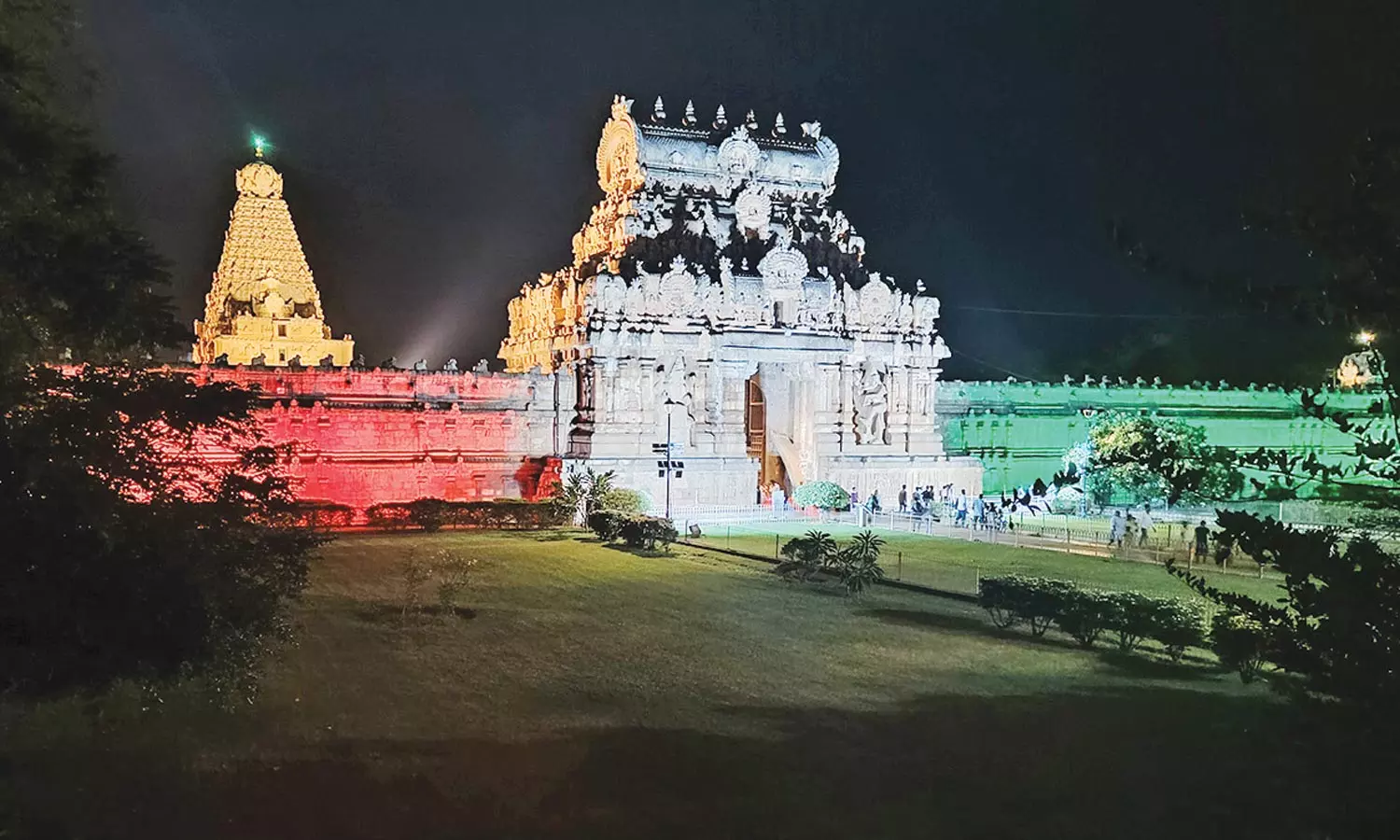 தஞ்சை பெரிய கோவிலில் தேசியக்கொடியின் மூவர்ணத்தில் ஒளிரும் மின்விளக்குகள் தஞ்சை பெரிய கோவிலில் தேசியக்கொடியின் மூவர்ணத்தில் ஒளிரும் மின்விளக்குகள்