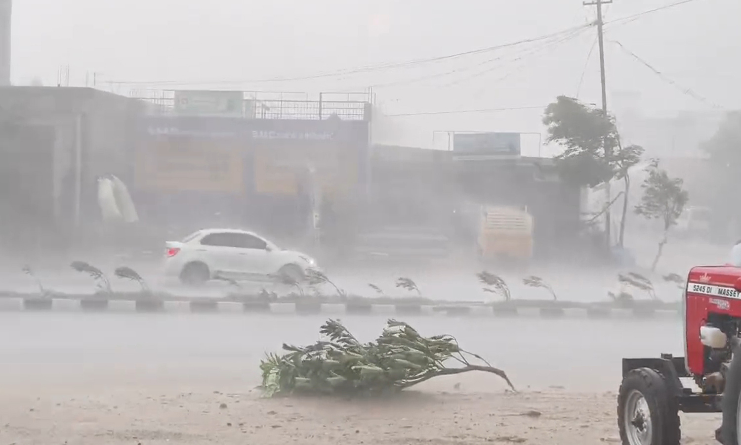 தருமபுரி அருகே இடி மின்னலுடன் 2-வது நாளாக கனமழை: விவசாயிகள்-பொதுமக்கள் மகிழ்ச்சி