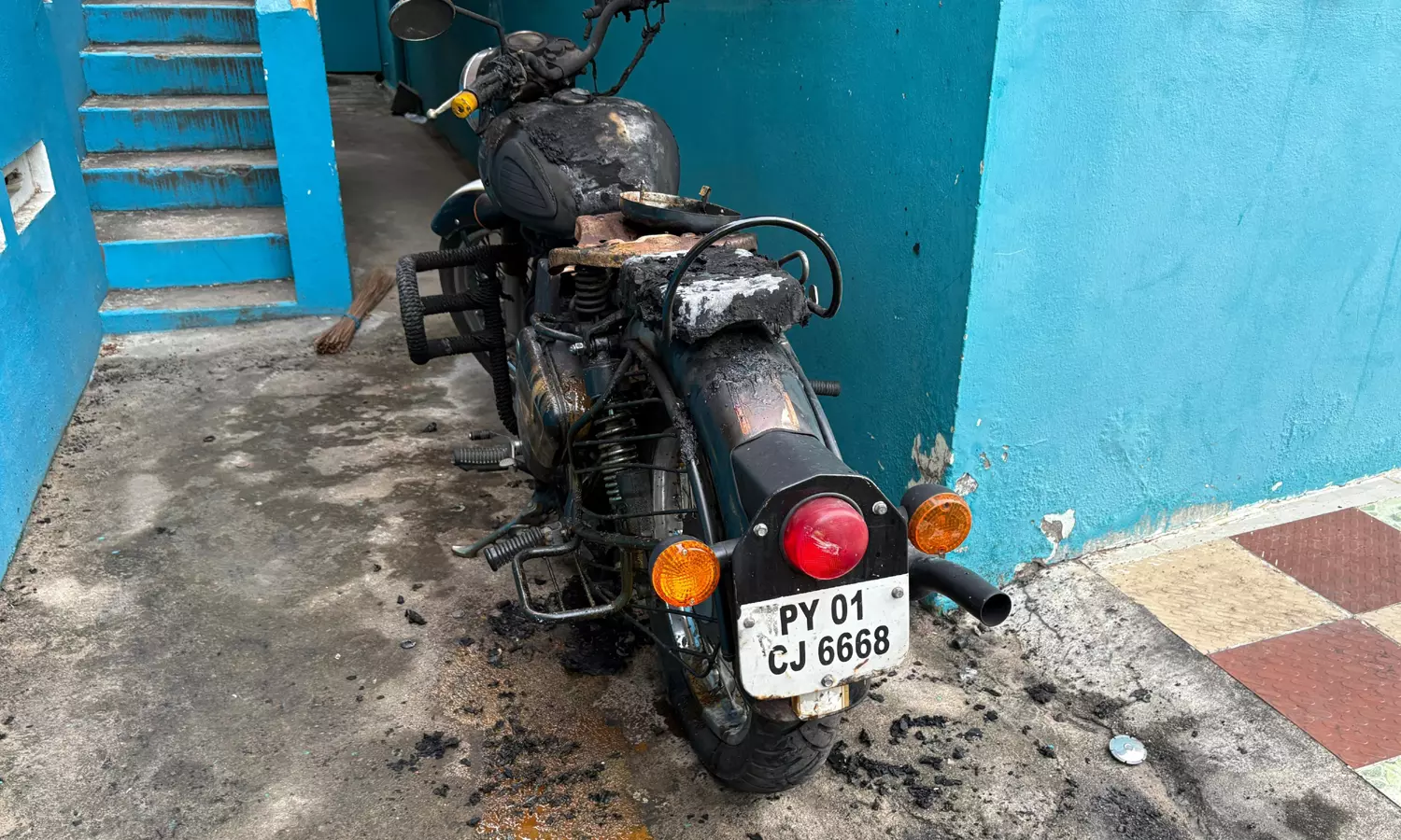 மரக்காணத்தில் மோட்டார் சைக்கிளை பெட்ரோல் ஊற்றி எரித்த மர்ம நபர்- போலீசார் விசாரணை