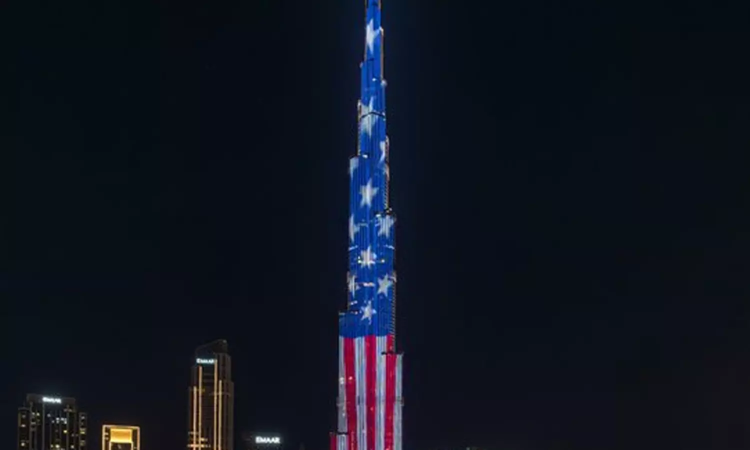 புர்ஜ் கலிபாவில் லேசரில் ஒளிர்ந்த அமெரிக்க கொடி