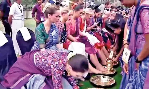 தெலுங்கானா: உலக அழகி போட்டியாளர்களுக்கு பாத பூஜை செய்த பெண்கள் - வைரல் வீடியோ