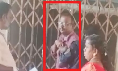 அரசு ஆஸ்பத்திரியில் மதுபோதையில் நோயாளிகளுக்கு  சிகிச்சை அளித்த டாக்டர் - பெண் புகார்