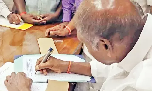 புதுச்சேரிக்கு மாநில அந்தஸ்து கோரி கையெழுத்து இயக்கம்- ரூ.1¼ லட்சம் மதிப்புள்ள பேனாவில் கையெழுத்திட்ட முதல்-அமைச்சர் ரங்கசாமி