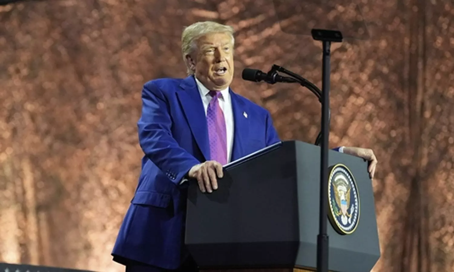 வெளிநாட்டுக்கு பணம் அனுப்பினால் 5 சதவீதம் வரி: டிரம்ப் அறிவிப்பால் இந்தியர்கள் அதிர்ச்சி வெளிநாட்டுக்கு பணம் அனுப்பினால் 5 சதவீதம் வரி: டிரம்ப் அறிவிப்பால் இந்தியர்கள் அதிர்ச்சி