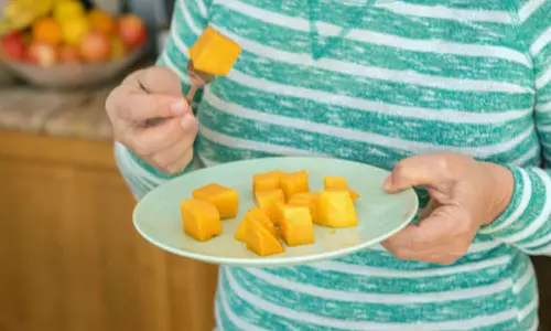 உடல் எடை குறைக்க விரும்புவர்கள் மாம்பழம் சாப்பிடலாமா?