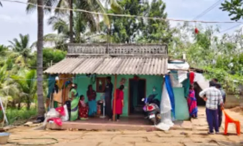 உத்தனப்பள்ளி அருகே முதிய தம்பதியை தாக்கி நகை-பணம் கொள்ளை