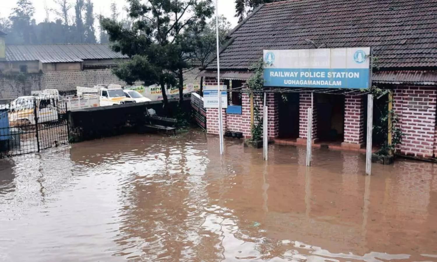 ஊட்டியில் கொட்டி தீர்த்த கனமழை: ரெயில்வே போலீஸ் நிலையத்தை சூழ்ந்த மழை வெள்ளம் ஊட்டியில் கொட்டி தீர்த்த கனமழை: ரெயில்வே போலீஸ் நிலையத்தை சூழ்ந்த மழை வெள்ளம்