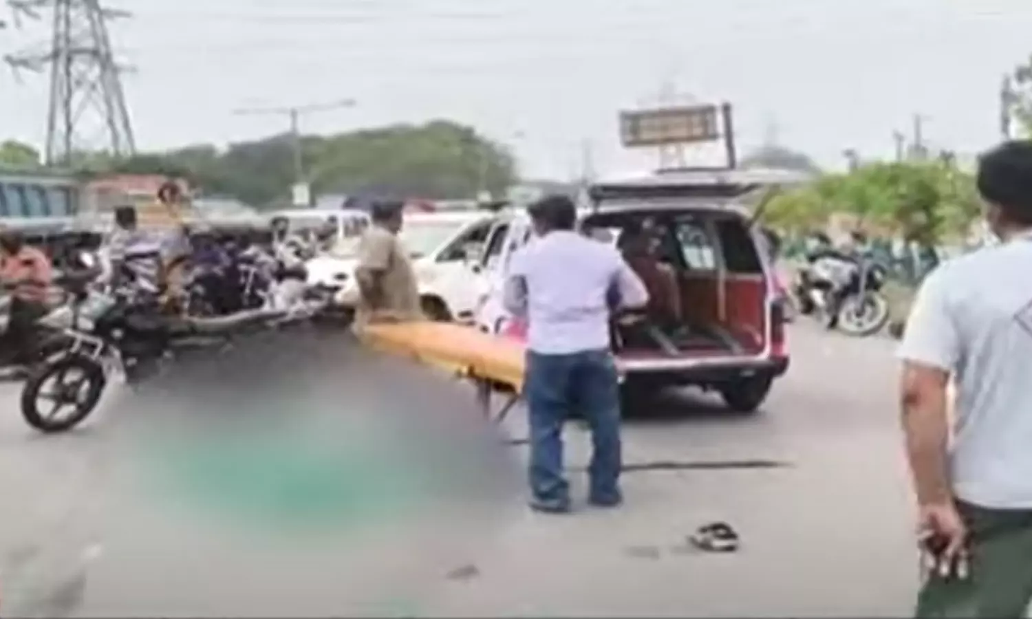 சென்னை பாடி மேம்பாலம் அருகே கோர விபத்து- தாய், குழந்தை உயிரிழப்பு