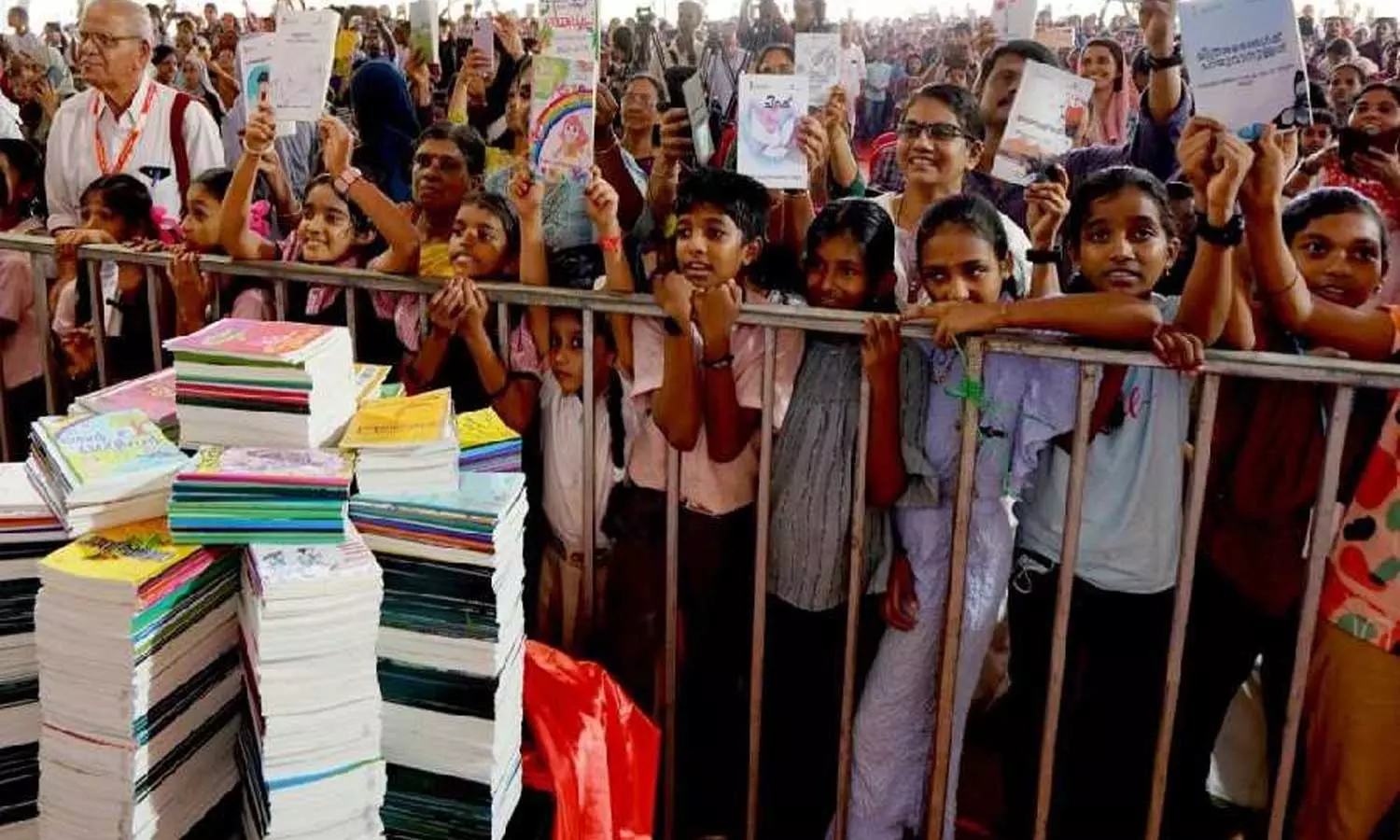 முதல் 2 வாரங்களுக்கு மாணவர்கள் பள்ளி புத்தகம் கொண்டு வரவேண்டாம் - கேரளா அரசு அறிவிப்பு முதல் 2 வாரங்களுக்கு மாணவர்கள் பள்ளி புத்தகம் கொண்டு வரவேண்டாம் - கேரளா அரசு அறிவிப்பு