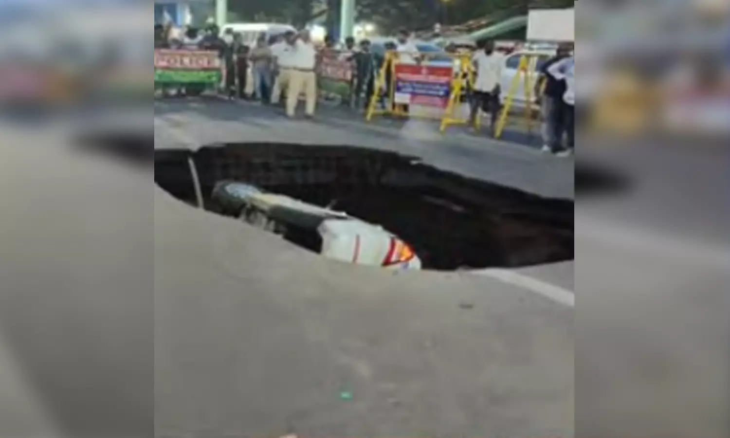 சென்னை தரமணி- திருவான்மியூர் சாலையில் திடீர் பள்ளம்: விபத்தில் சிக்கிய கார்