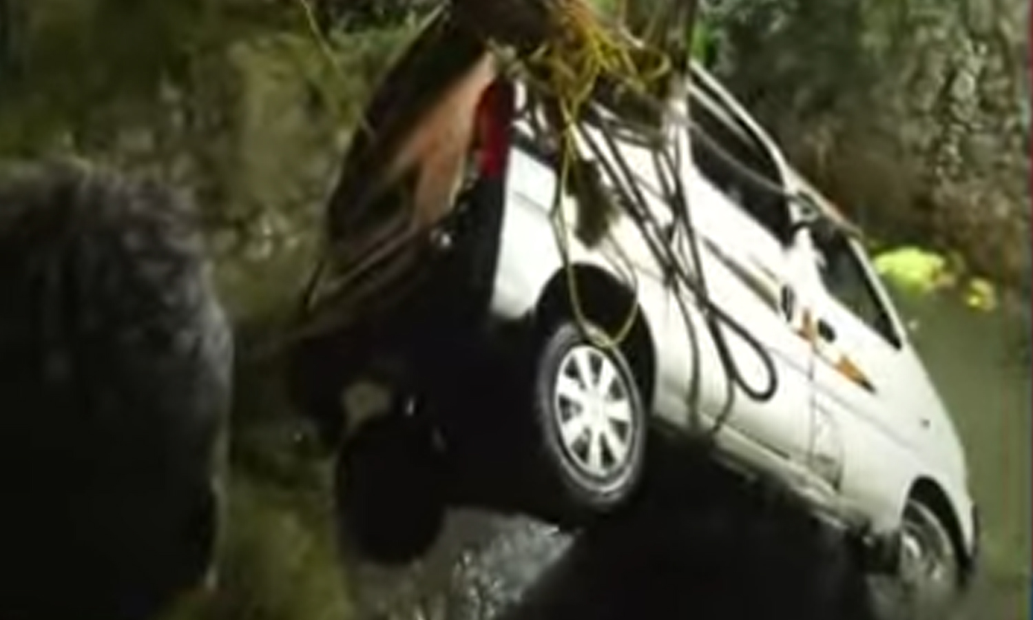 50 அடி ஆழ கிணற்றுக்குள் மூழ்கிய வேன்- 5 பேரும் சடலமாக மீட்பு