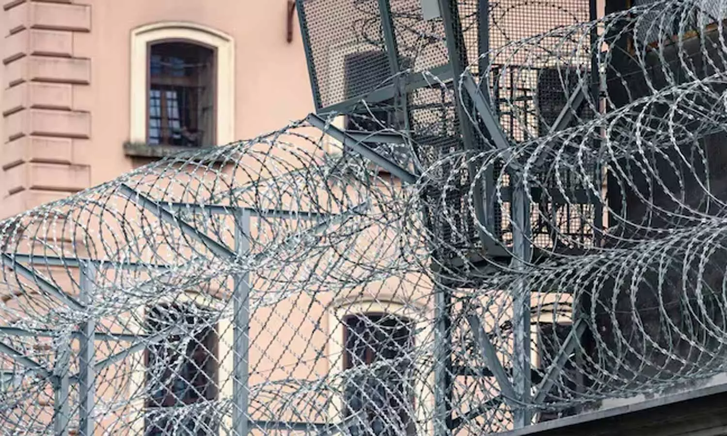 அமெரிக்காவில் துணிகரம்: சிறைச்சாலையில் துளை போட்டு 10 கைதிகள் தப்பி ஓட்டம் அமெரிக்காவில் துணிகரம்: சிறைச்சாலையில் துளை போட்டு 10 கைதிகள் தப்பி ஓட்டம்