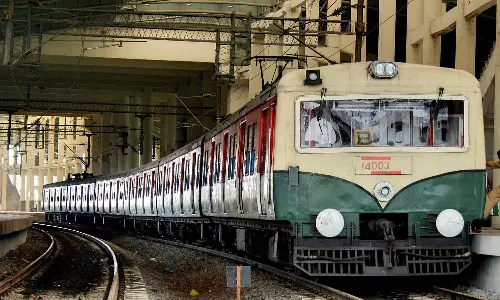 வேளச்சேரி- சென்னை கடற்கரைக்கு மின்சார ரெயிலில் பயணிப்போர் கவனத்திற்கு..!