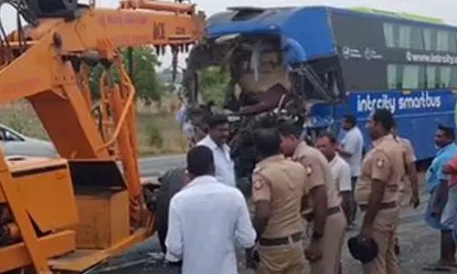 கரூர் அருகே சுற்றுலா வேன் மீது ஆம்னி பேருந்து மோதி விபத்து- 4 பேர் பலி