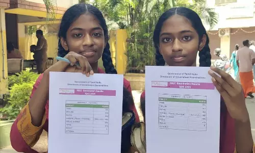 மருத்துவராகி சேவை செய்வதே எங்களின் கனவு - 10-ம் வகுப்பு தேர்வில் ஒரே மதிப்பெண் பெற்ற இரட்டை சகோதரிகள்