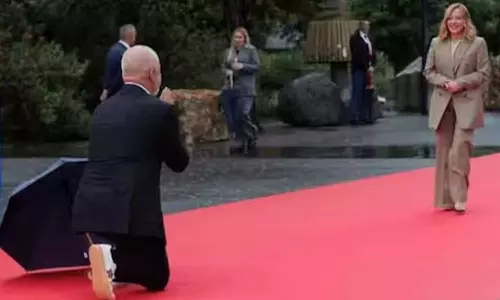 இத்தாலி பிரதமர் மெலோனியை முழங்காலிட்டு வரவேற்ற அல்பேனிய பிரதமர் - வைரல் வீடியோ