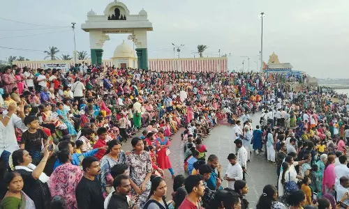 கோடை வெப்பம் - கன்னியாகுமரி கடலில் ஆனந்த குளியல் போட்ட சுற்றுலாப் பயணிகள்