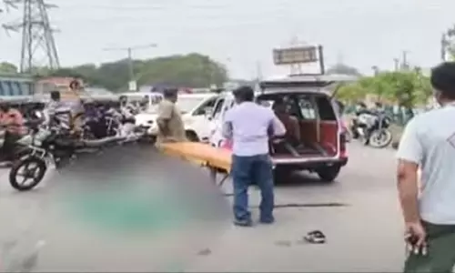 சென்னை பாடி மேம்பாலம் அருகே கோர விபத்து- தாய், குழந்தை உயிரிழப்பு