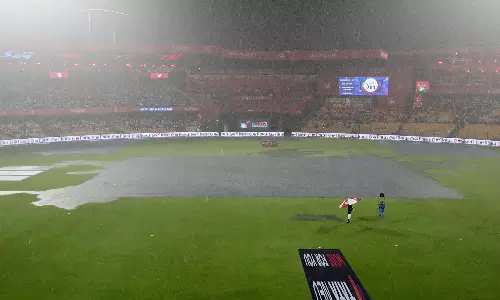 ஆர்சிபி- கேகேஆர் இடையிலான போட்டி: மழையால் டாஸ் சுண்டுவதில் தாமதம்