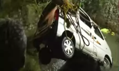 50 அடி ஆழ கிணற்றுக்குள் மூழ்கிய வேன்- 5 பேரும் சடலமாக மீட்பு