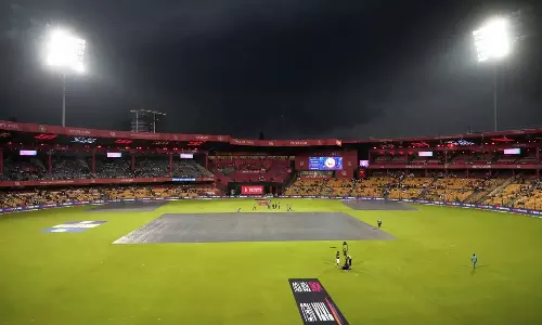 மழையால் போட்டி கைவிடப்பட்டது: ஐ.பி.எல். தொடரில் இருந்து வெளியேறியது நடப்பு சாம்பியன் கே.கே.ஆர்.