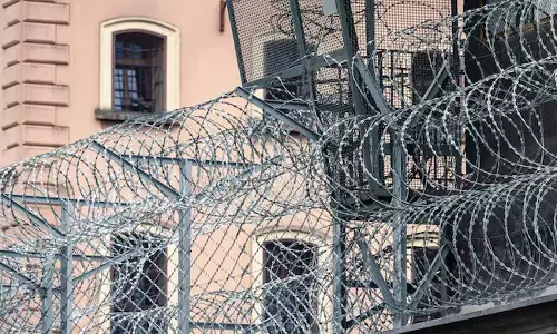 அமெரிக்காவில் துணிகரம்: சிறைச்சாலையில் துளை போட்டு 10 கைதிகள் தப்பி ஓட்டம்