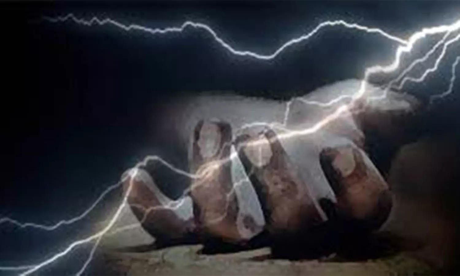 தெலுங்கானாவில் இடி, மின்னல் தாக்கி கிரிக்கெட் விளையாடிய நண்பர்கள் உள்பட 3 பேர் உயிரிழப்பு தெலுங்கானாவில் இடி, மின்னல் தாக்கி கிரிக்கெட் விளையாடிய நண்பர்கள் உள்பட 3 பேர் உயிரிழப்பு