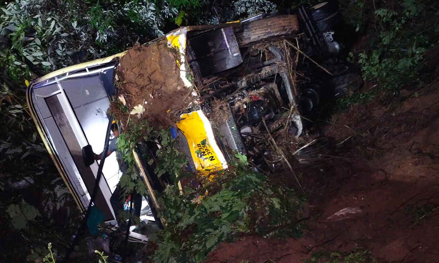 வால்பாறையில் 20 அடி பள்ளத்தில் கவிழ்ந்த அரசு பஸ்- 40 பேர் படுகாயம்