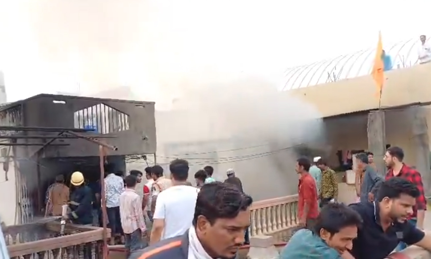 ஐதராபாத்தில் ஏ.சி. வெடித்து பயங்கர தீ விபத்து - பெண்கள், குழந்தைகள் உட்பட 9 பேர் உயிரிழப்பு