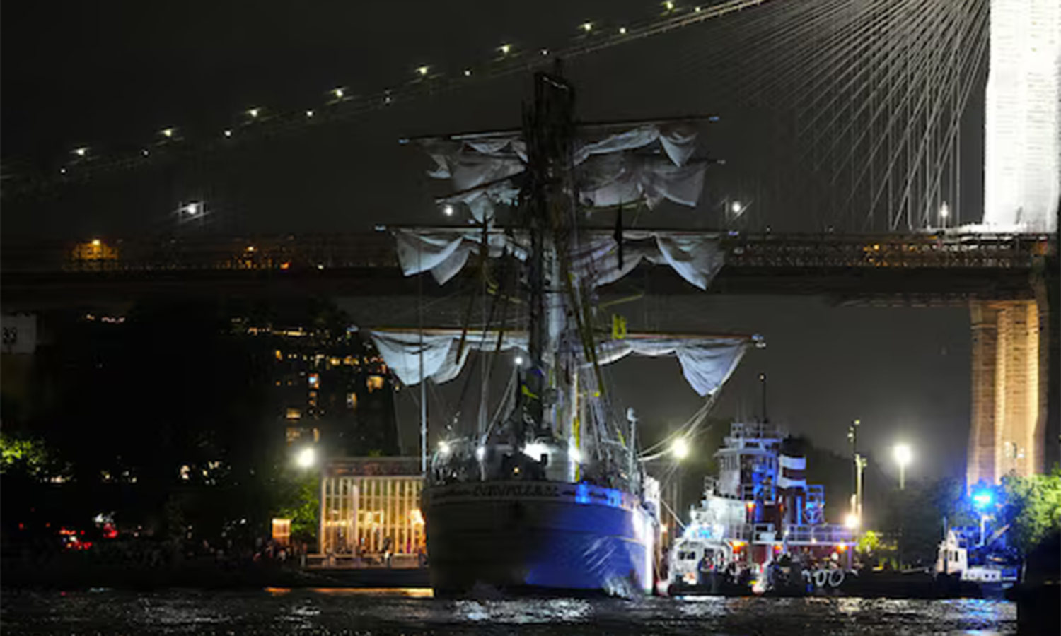 நியூயார்க் பாலம் மீது மோதிய மெக்சிகோ கடற்படை கப்பல்