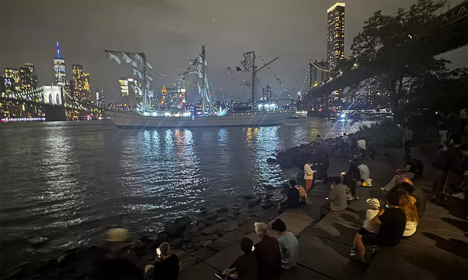 நியூயார்க் பாலம் மீது மோதிய மெக்சிகோ கடற்படை கப்பல்