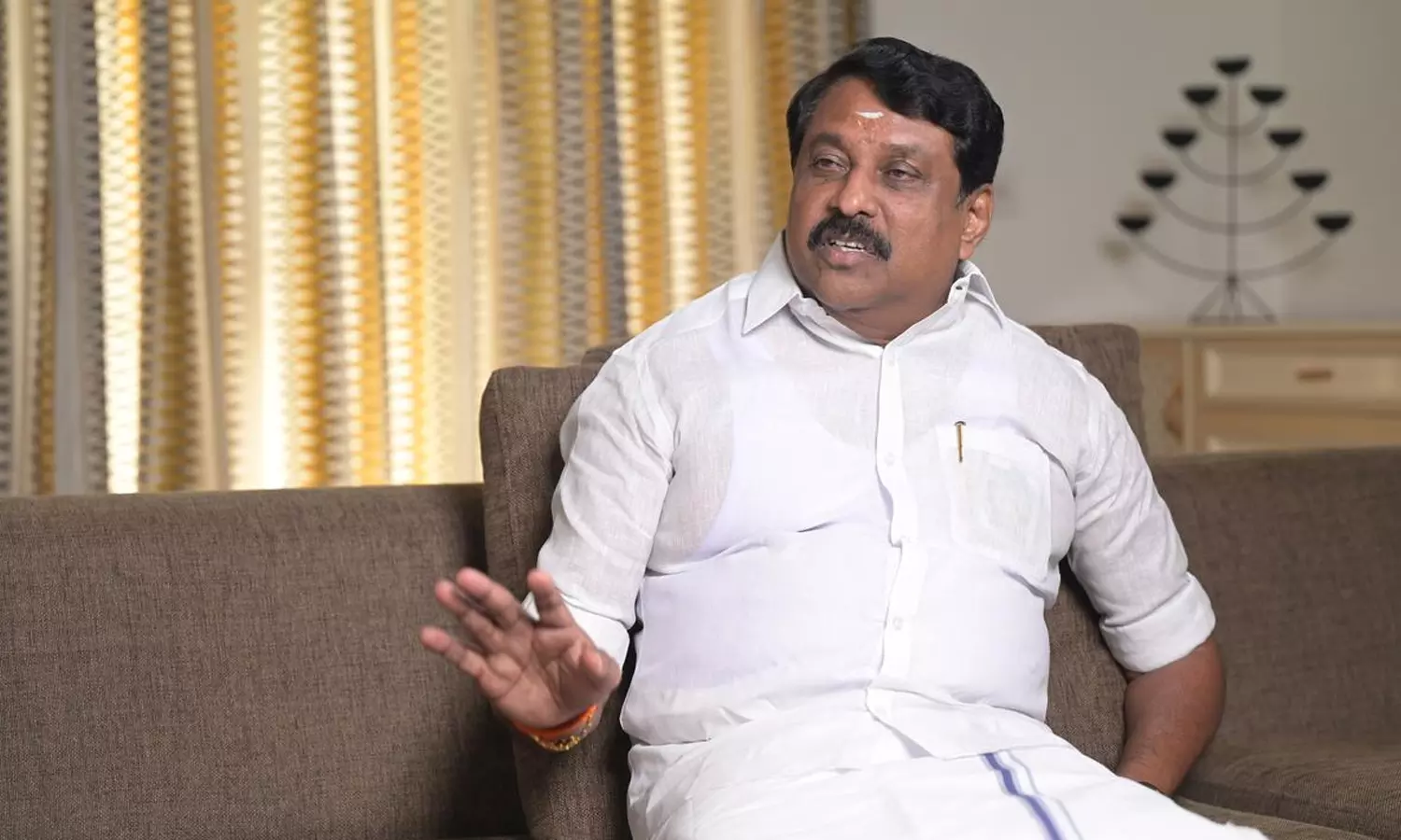 பா.ஜ.க. தலைவர் நயினார் நாகேந்திரனை சந்தித்த போலீசார் இருவர் பணியிட மாற்றம்