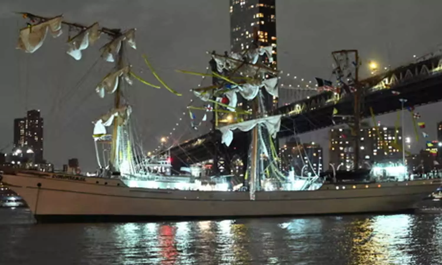 VIDEO: புரூக்ளின் பாலத்தின் மீது மோதிய கப்பல் - 2 பேர் உயிரிழப்பு