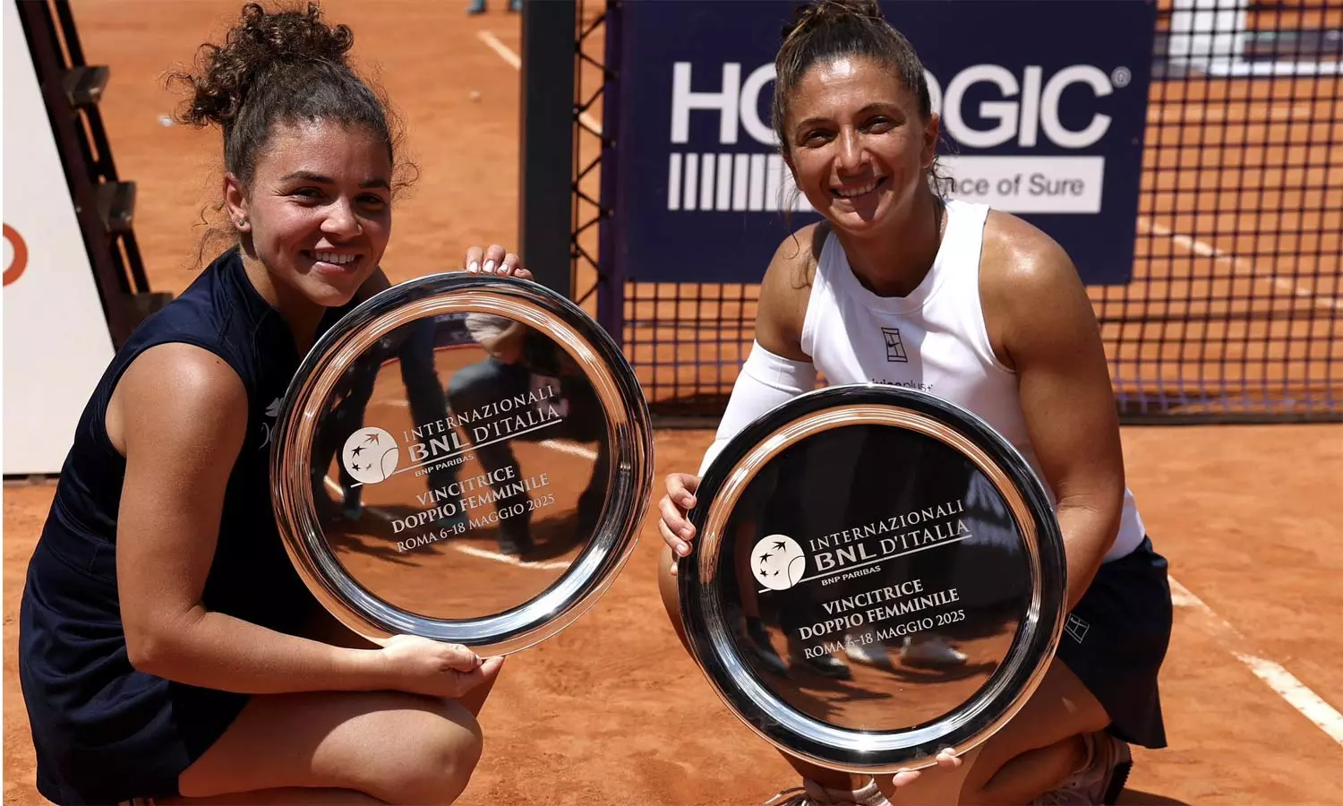 இத்தாலி ஓபன் டென்னிஸ்: இரட்டையரிலும் சாம்பியன் பட்டம் வென்ற ஜாஸ்மின் பவுலினி இத்தாலி ஓபன் டென்னிஸ்: இரட்டையரிலும் சாம்பியன் பட்டம் வென்ற ஜாஸ்மின் பவுலினி