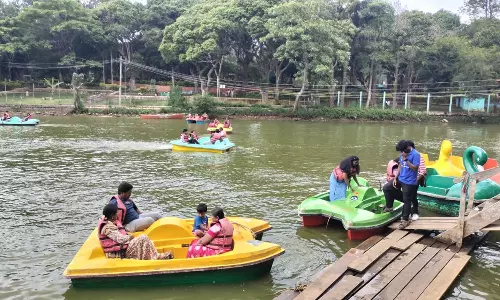 கோடை விடுமுறையையொட்டி ஏற்காட்டில் அலைமோதிய சுற்றுலா பயணிகள்