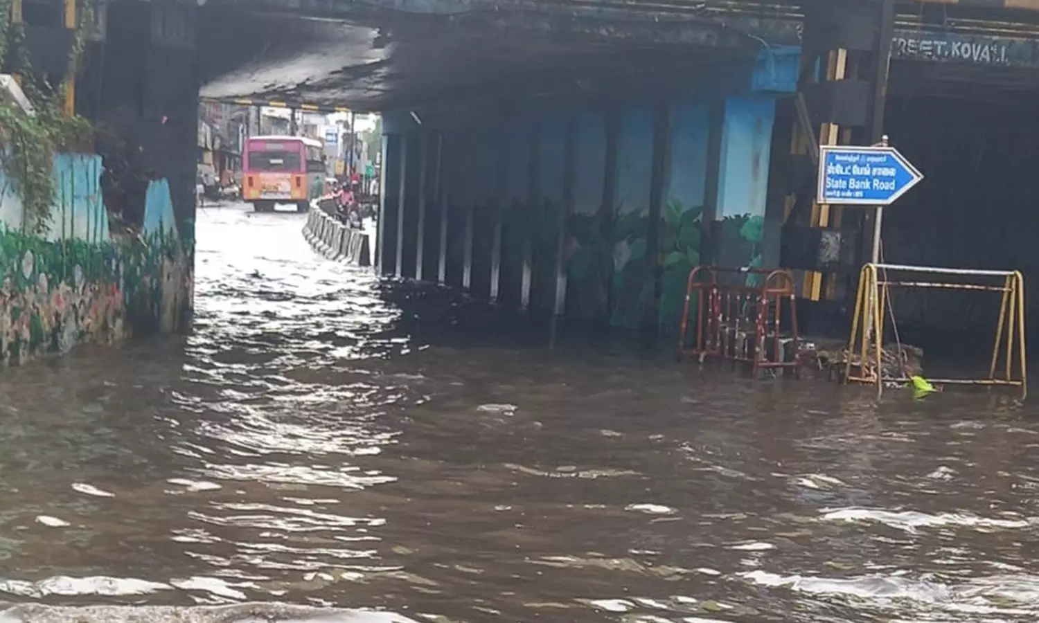 கோவையில் கொட்டி தீர்த்த கனமழை- 30 வீடுகளுக்குள் தண்ணீர் புகுந்தது கோவையில் கொட்டி தீர்த்த கனமழை- 30 வீடுகளுக்குள் தண்ணீர் புகுந்தது