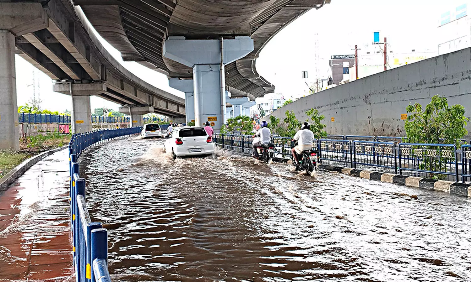 கத்திரி வெயிலை விரட்டியடித்த கனமழை- மதுரை சாலைகளில் பெருக்கெடுத்து ஓடும் தண்ணீர்
