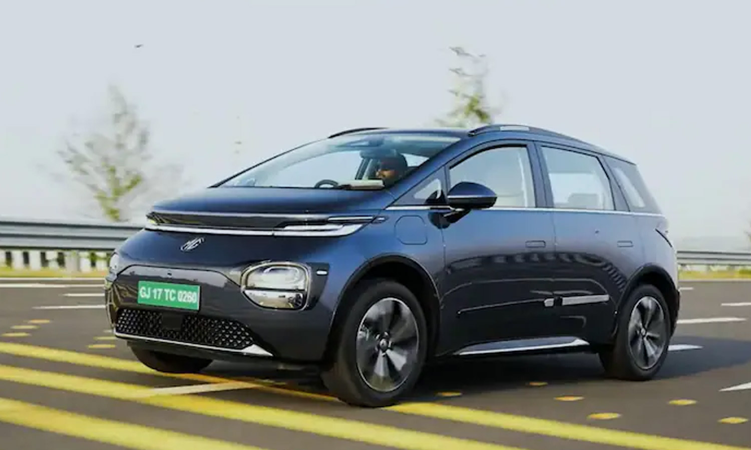 டீலர்ஷிப்களுக்கு வரத்தொடங்கிய வின்ட்சர் ப்ரோ - இந்த கார்ல இவ்வளவு வசதிகள் இருக்கா?