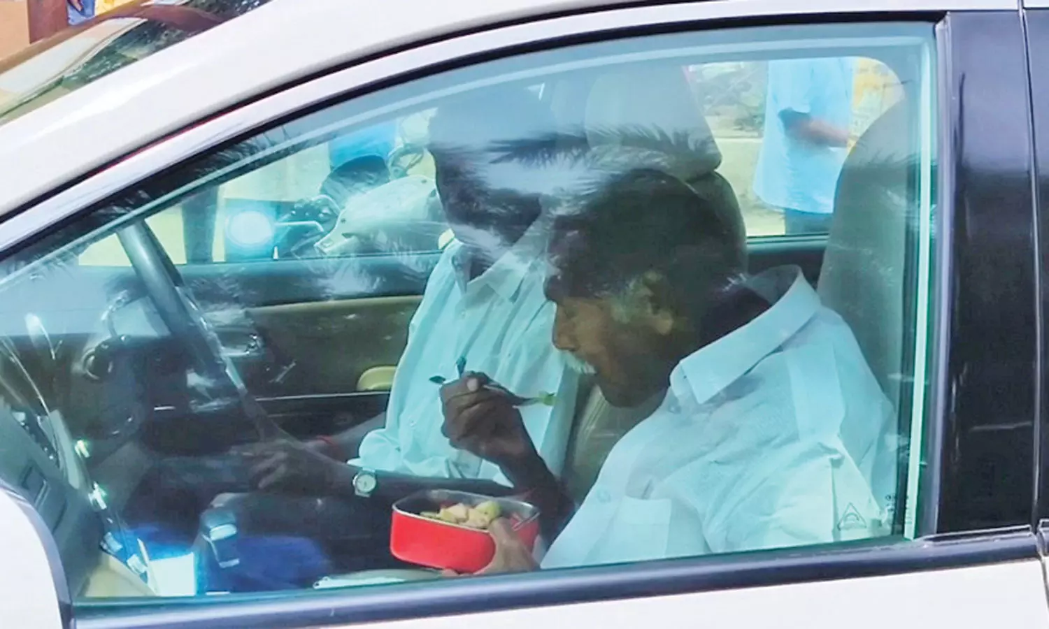 சாலையோரத்தில் காரிலேயே அமர்ந்து காலை உணவை சாப்பிட்ட புதுச்சேரி முதல்-அமைச்சர்