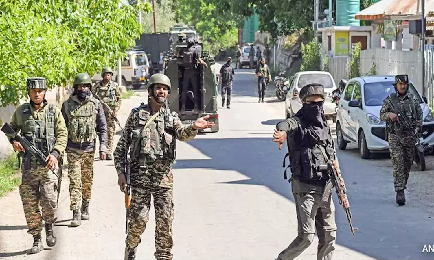 காஷ்மீரில் 2 பயங்கரவாதிகள் கைது: 2 துப்பாக்கிகள், 4 வெடிகுண்டுகள் பறிமுதல்