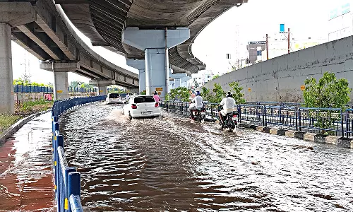 கத்திரி வெயிலை விரட்டியடித்த கனமழை- மதுரை சாலைகளில் பெருக்கெடுத்து ஓடும் தண்ணீர்