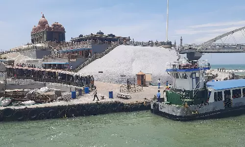 கன்னியாகுமரியில் கண்ணாடி பாலத்தை 11 நாட்களில் 1¼ லட்சம் சுற்றுலா பயணிகள் பார்வையிட்டனர்